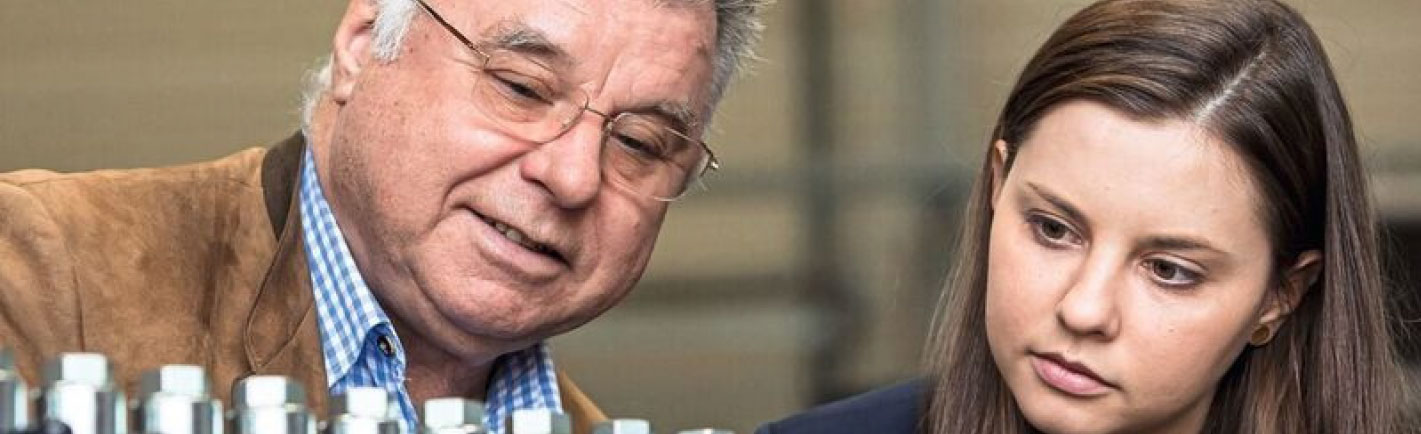 Mann erklärt und zeigt etwas einer Frau